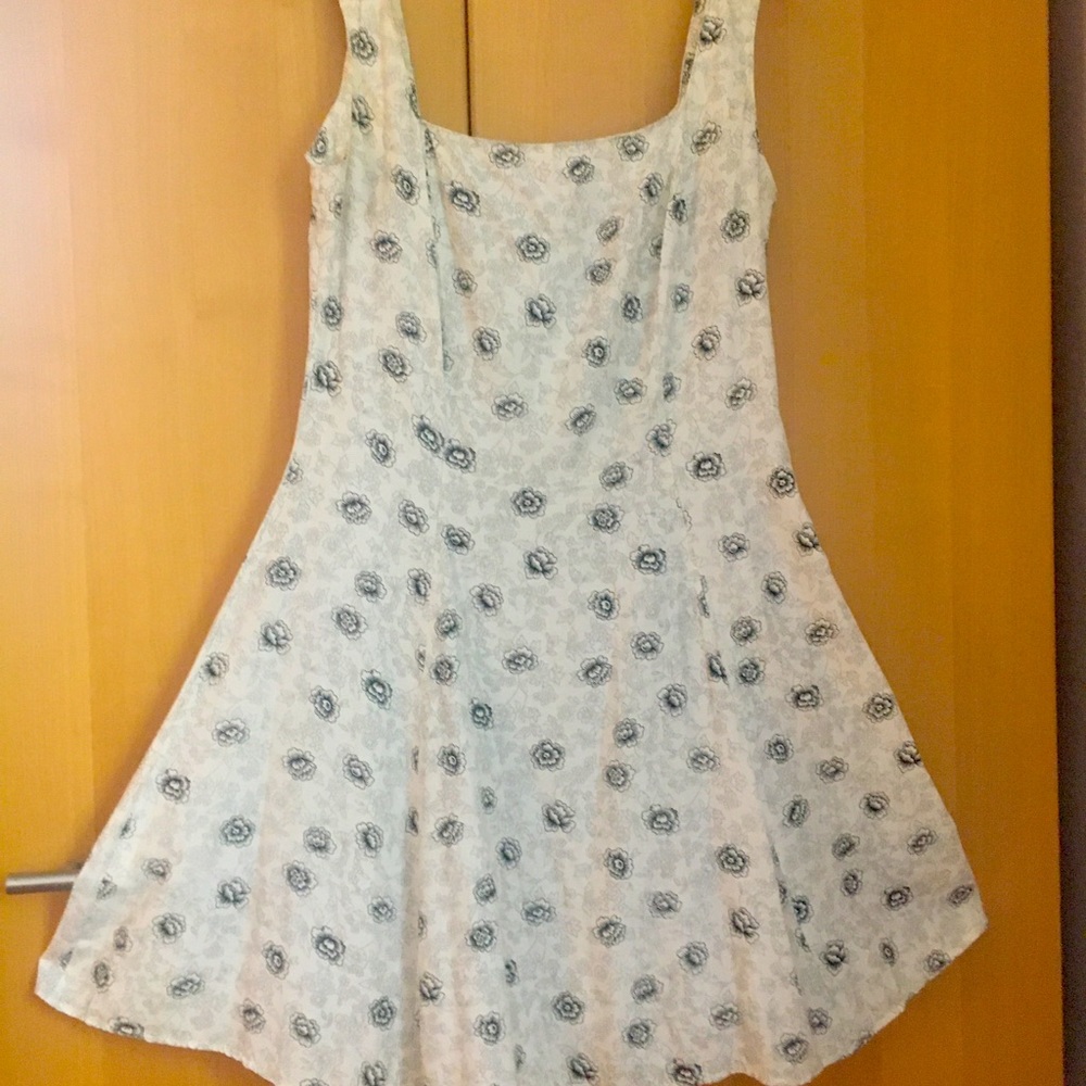 White dress e black pattern flower design.